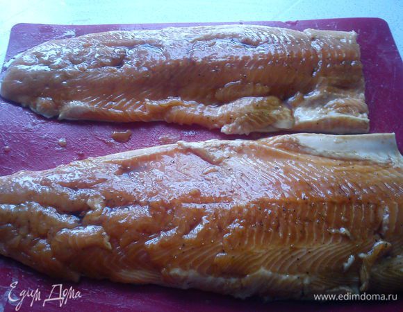 Хорошо полить филе соевым соусом и поперчить