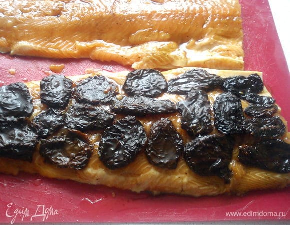 Выложить на одну половину помидоры