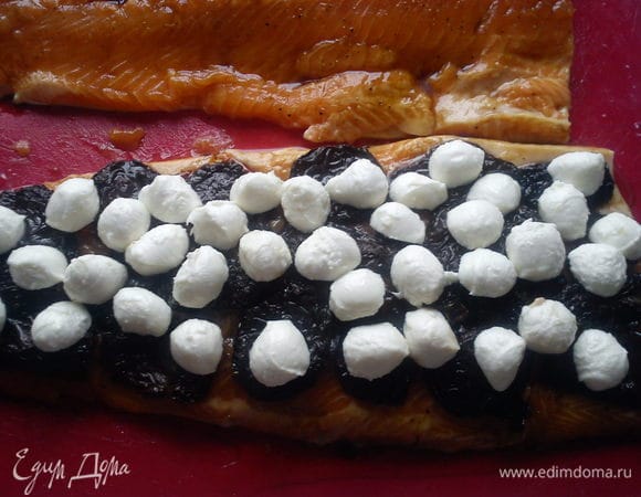 Сверху помидор разложить моцареллу