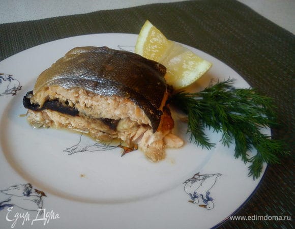 Освободить от нитки и нарезать на кусочки. При подаче полить лимонным соком.