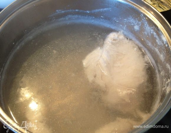 Куриное филе отварите до готовности — 20 минут после закипания.
