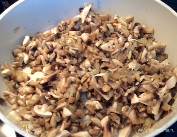 Лук мелко нарежьте, обжарьте на растительном масле до прозрачности. Грибы также мелко нарежьте, добавьте к луку, жарьте, пока не выпарится жидкость около 10–15 минут. Филе остудите, мелко нарежьте, добавьте в лук и грибы, посолите, поперчите, перемешайте и снимите с огня. Духовку предварительно разогрейте до 180°C.