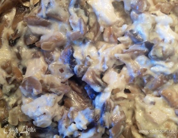 На сухой сковороде обжарьте муку, добавьте сливки, перемешайте, добавьте соль, перец, доведите до кипения. Смесь добавьте в грибы и филе, перемешайте, снимите с огня. Сыр натрите на крупной терке. Разложите массу по кокотницам, посыпьте сыром. Запекайте в разогретой духовке до золотистого цвета 30 минут.