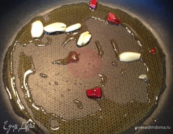 Креветки размораживаем (если необходимо), чистим.
Чистим чеснок, удаляем сердцевину, чтобы не было горечи.
В разогретом оливковом масле обжариваем чеснок и немного (буквально 1-2 см от стручка) острого перца чили. После того, как чеснок стал румяным, все вынимаем и выкидываем.