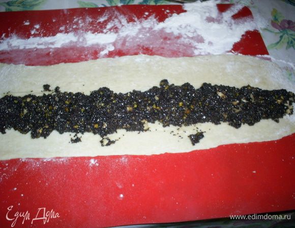 Готовое тесто делим для удобства работы на четыре части. Каждую нам надо раскатать в длинный и узкий прямоугольник, на край выкладываем начинку и сворачиваем тесто рулетом, залепливая для надежности края. Так поступаем со всеми частями теста.