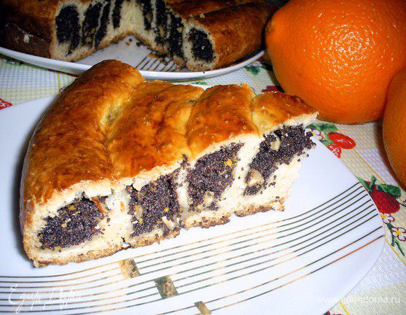 Готовый пирог нарезаем на порционные кусочки, любуемся красивым и необычным разрезом и угощаем всех желающих. Приятного вам аппетита!