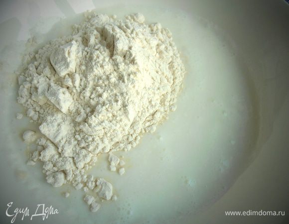 В кефир комнатной температуры добавить часть муки с разрыхлителем...