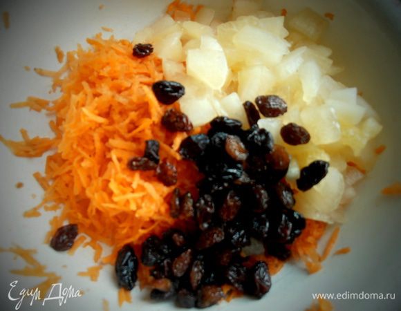 Изюм промываем и тоже добавляем.