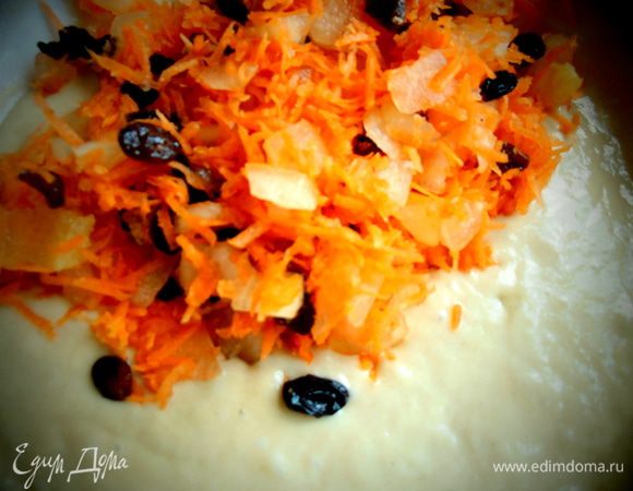 Все вкусненькие добавочки отправляем к половине полученного теста!