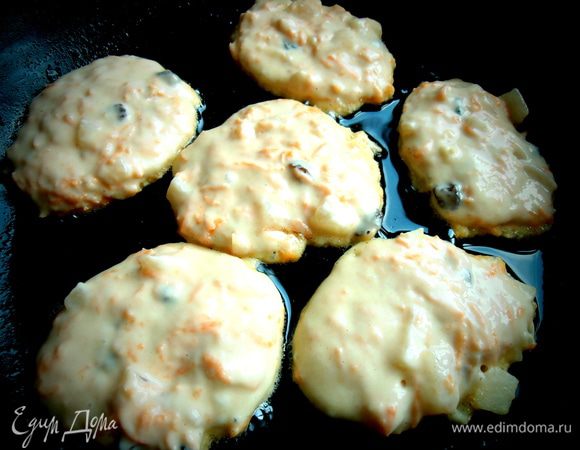 Перемешав,выкладываем по столовой ложке на разогретое мало и жарим с одной стороны...