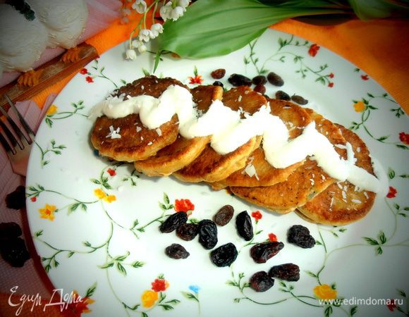 Подаём сразу со сковородочки, полив сметаной и посыпав кокосом!