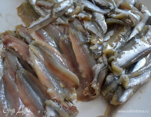 Кильки необходимо очистить (голова, внутренности, хребет - удалить) и раскрыть наподобие "бабочки", т.е. сделать филе. Обычно для меня это трудоемкий и утомительный процесс, т.к. и килек беру обычно с килограмм минимум! Пока их все почистишь....... (( Но здесь мне очень повезло - в магазине попались уже готовые (!!!) филе кильки! Я не раздумывая их купила!  