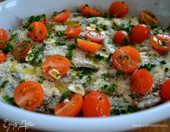 Наши кильки готовы отправиться в предварительно разогретую до 220 С духовку. Остается еще сбрызнуть их немного оливковым маслом. И поставить запекаться на 15 мин.