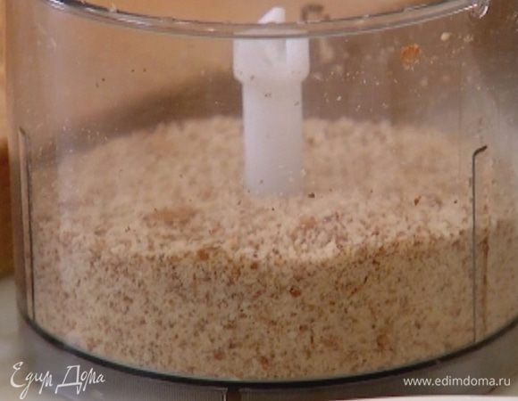 Миндаль измельчить в блендере в муку (должен получиться 1 стакан миндальной крошки).