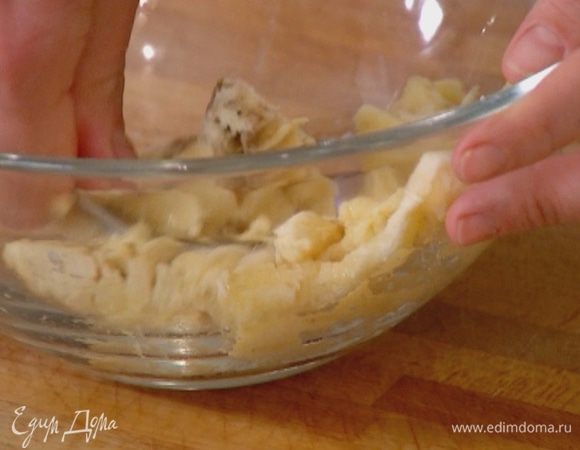 Банан почистить и размять вилкой.