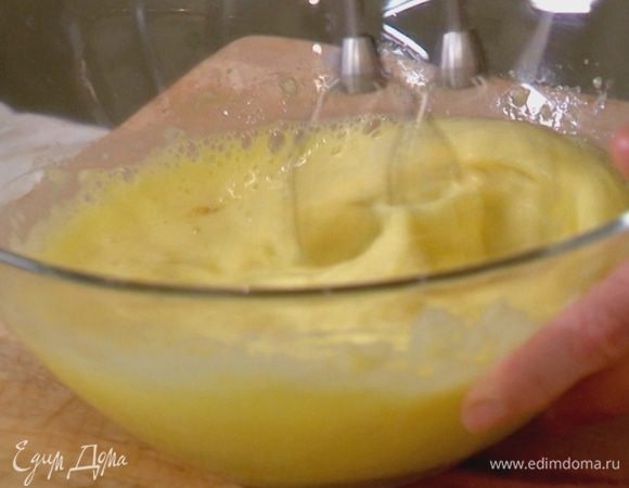 Яйца добавить к банану, перемешать вилкой, затем взбить миксером.