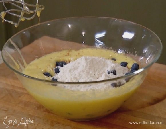 В яично-банановую массу добавить миндальную крошку, муку, соду, соль и ягоды и на медленной скорости взбить миксером в однородную массу.