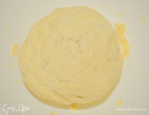 скатать в шар и убрать в холодильник на 30 минут