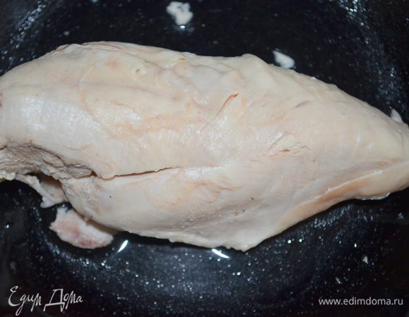 куриную грудку отварить и нарезать на маленькие кусочки