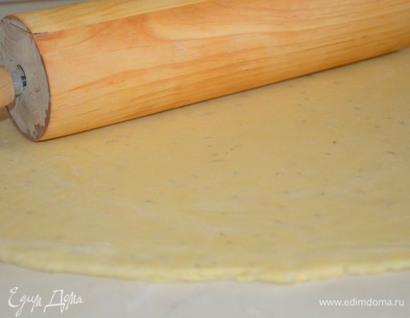тесто раскатать в пласт толщиной 0,5 см