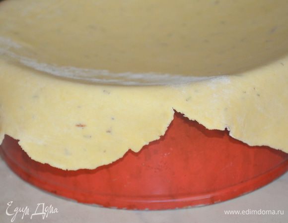 переносим с помощью скалки в форму, смазанную маслом и присыпанную сухарями (простите что нет фото формы - она уже в непотребном виде =)