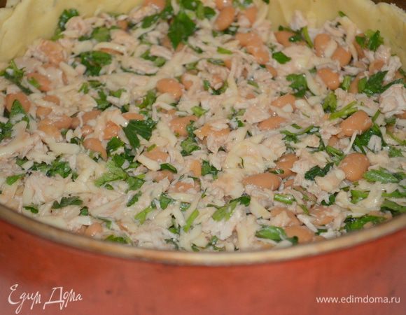 выкладываем начинку! Я немного сыра оставила - не стала смешивать с другими ингредиентам, и посыпала сверху! Получилась невероятно аппетитная корка!