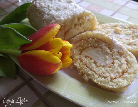 Остывший рулет развернуть густо намазать кремом, немного оставить для смазывания верха, свернуть рулет, обмазать сверху и посыпать кокосовой стружкой, охладить (У меня охлаждался пока обедали,терпеть не было сил, настолько вкусными были "отходы производства" от бисквита и крем во время приготовления и так кстати оказался сильный мороз на улице, который  и позволил на лоджии быстро схватиться крему! Это очень вкусно!!!