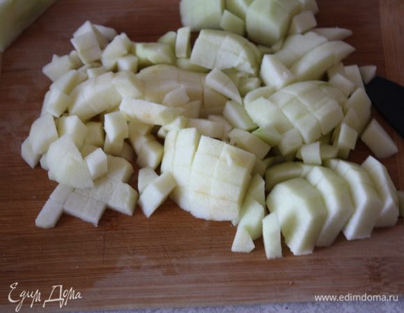 Яблоки почистить, удалить сердцевину, нарезать кубиками.