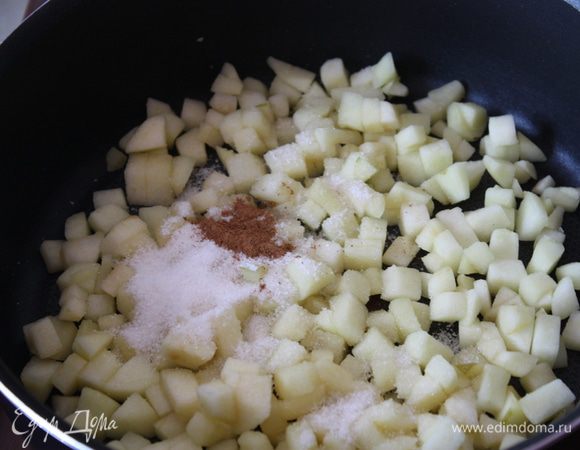 На сковороде на среднем огне тушить яблоки 10 минут 
(без воды и масла).