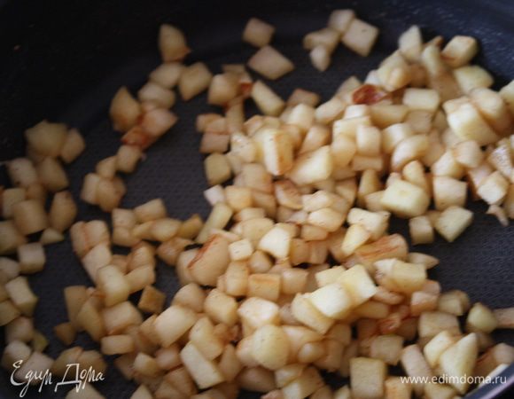 Добавить сахар и корицу, тушить еще около 10-15 минут.
Остудить.