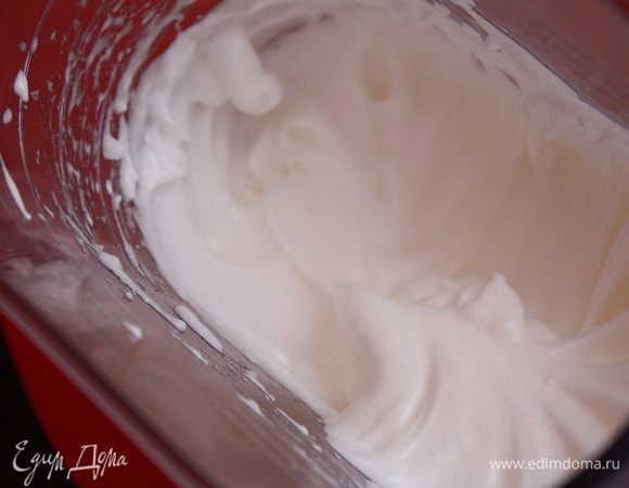 Белки взбиваем до мягких пиков, добавляем потихоньку сахар и продолжаем взбивать до крепких устойчивых пиков.