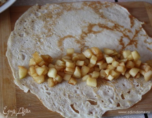 На блин кладем начинку.