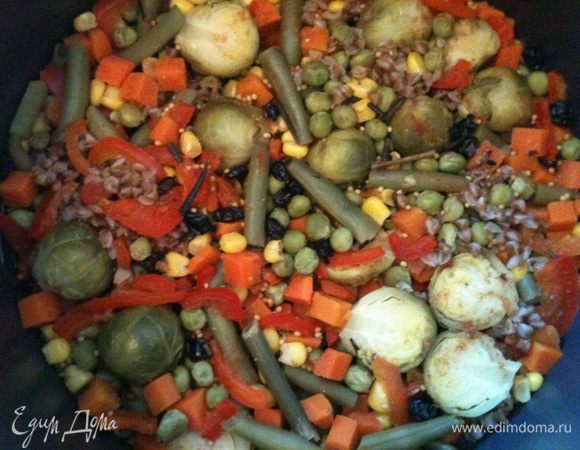 После того как гречка приготовилась приправила 2 ст. л. соевого соуса, 2 ст.л. оливкового масла, 1 ч.л. бальзамического уксуса и свежемолотый перец. 



