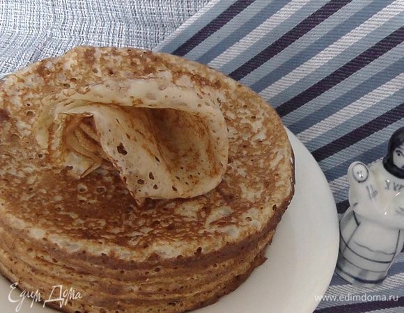 3 яйца взбить с 1\2 стакана йогурта без добавок (стакан - 200 мл), щепотка соли, щепотка сахара, 1 стакан цельнозерновой муки и 1 ч.л. без горки  разрыхлителя (обычно я не кладу, но здесь пористость не возбраняется). 
