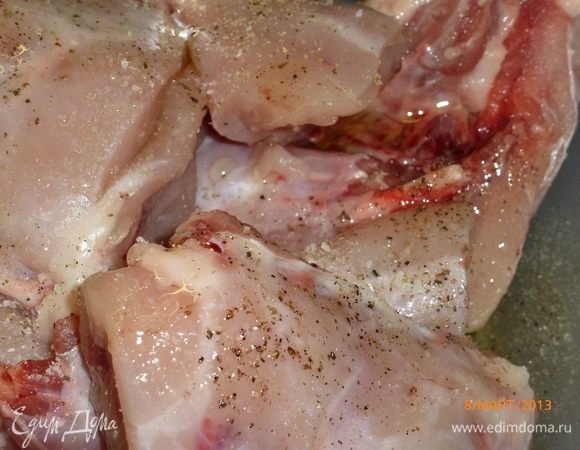 Кролика посыпаем солью и перцем (у меня мельница с пятью видами перца), сбрызгиваем оливковым маслом...