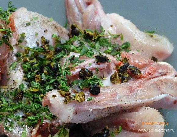 ...зубчики чеснока давим ножом, ягоды - в ступке (а можно как я, прямо руками подавить), тимьяна не жалеем (у меня было не менее 10 свежих веточек)...