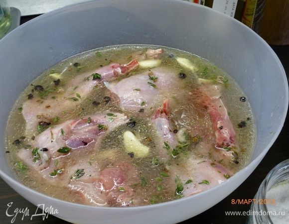 ...заливаем все вином и забываем о кролике на пару часов! Я мариновала 6 часов в холодильнике.