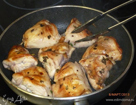 Достаем кролика из маринада (маринад не выливаем, он нам еще понадобится) и обжариваем его до золотистой корочки на сковороде на сильном огне.