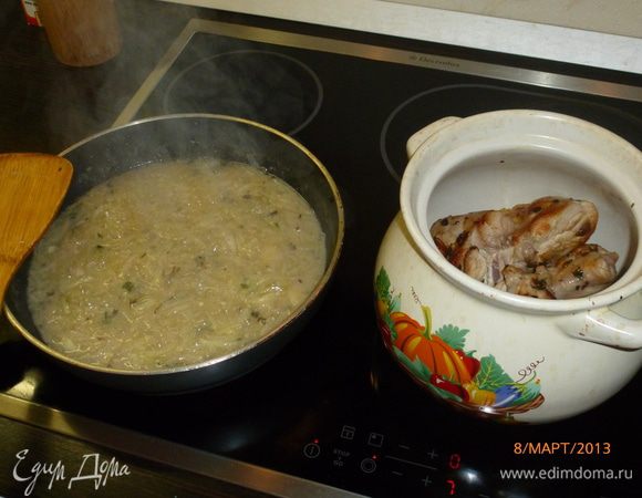 Перекладываем кролика в горшочек, в котором его будем тушить. Переходим к луку. Я брала 4 крупные луковицы, не бойтесь, что так много, он получается очень вкусный! Лук режем полукольцами или четверть кольцами, перекладываем в сковороду и заливаем тем самым маринадом (маринад можно процедить, я не стала). Тушим лук до полного выпаривания жидкости на среднем огне, у меня минут 20 получилось.