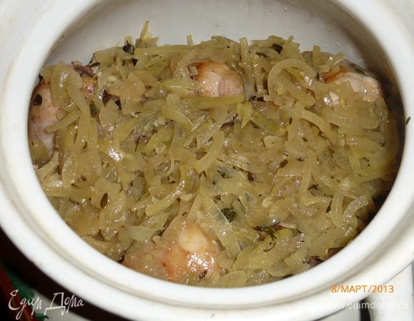 Перекладываем готовый лук к кролику в горшочек. Добавляем стакан куриного бульона, а можно просто воды.  Ставим горшочек в духовку на полчаса (у меня стоял при 230 градусах из возможных 250).