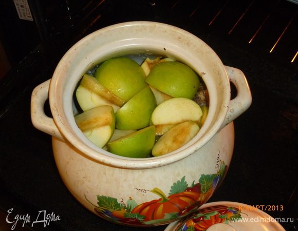 Через 30-40 минут от начала добавляем в горшочек яблоки, порезанные на четвертинки. Продолжаем тушить кролика еще 1 час.