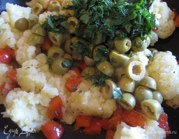 Картофель отварить в подсоленной воде до готовности. Тем временем перец порезать не крупно, посолить и обжарить до мягкости. Оливки порезать на половинки или четвертинки и добавить к перцу, потушить их немного вместе. Картошку размять либо вилкой, либо толкушкой, но не в пюре, а так, чтобы оставались кусочки. Отправить картошку к перцу и оливкам, добавить прованские травы и обжарить до золотистой корочки.