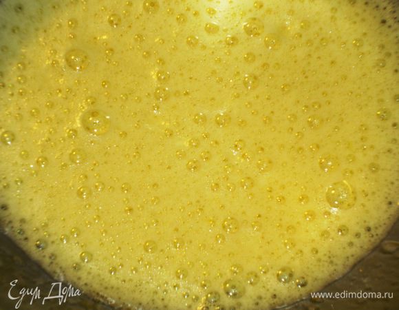 Блинчики:Взбить миксером яйцо,сахар и щепотку соли.