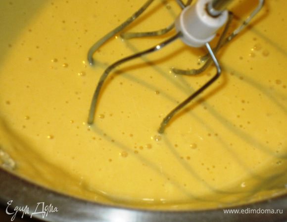 Не выключая миксер, тонкой струйкой влить молоко,постепенно ввести муку.