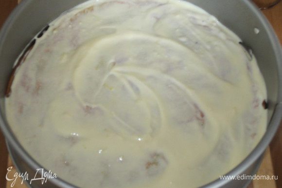 Сборка пирога:В разъёмную форму уложить блинчик, сверху выложить творожную начинку...