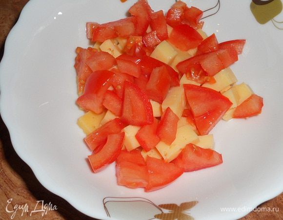 Нарезать помидор и твердый сыр.