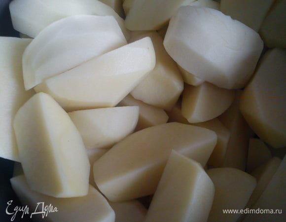 Картофель помыть щеткой. Кожуру можно не очищать, но сейчас картофель уже не очень, поэтому я очистила. Нарезать дольками