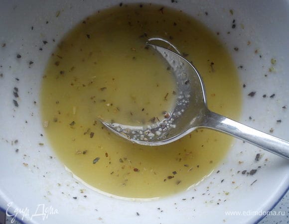 Сливочное масло растопить, добавить подсолнечное масло, травы,соль,перец и раздавленный чеснок. Перемешать с картофелем. 