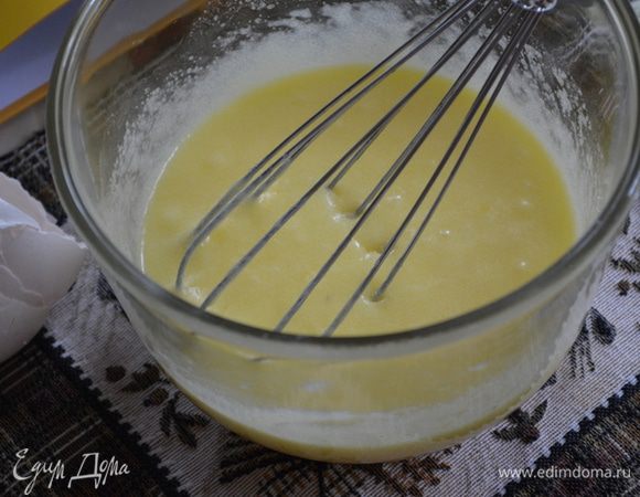 Миксером взбить сливочное масло с сахаром.Добавить по одному яйцу за раз каждый раз хорошо все смешивая,затем ванилин.