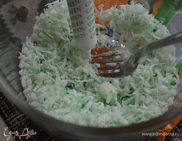 В это время смешаем кокосовую стружку с красителем несколько капель.